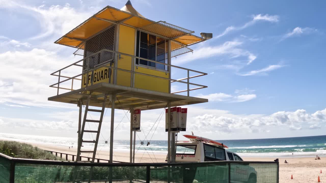 torre de salvavidas con vistas a una playa soleada