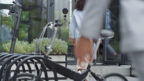 Mujer-De-Negocios-Entrando-En-La-Vista-Trasera-Del-Edificio-De-Oficinas.-Mañana-Del-Distrito-De-Negocios.