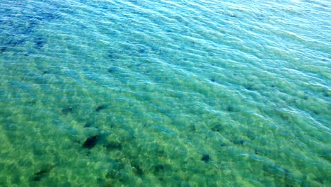 Agua-De-Mar-Azul-Verdoso-Clara-Con-Ondas-En-Bahia-De-Los-Angeles,-Baja-California,-México