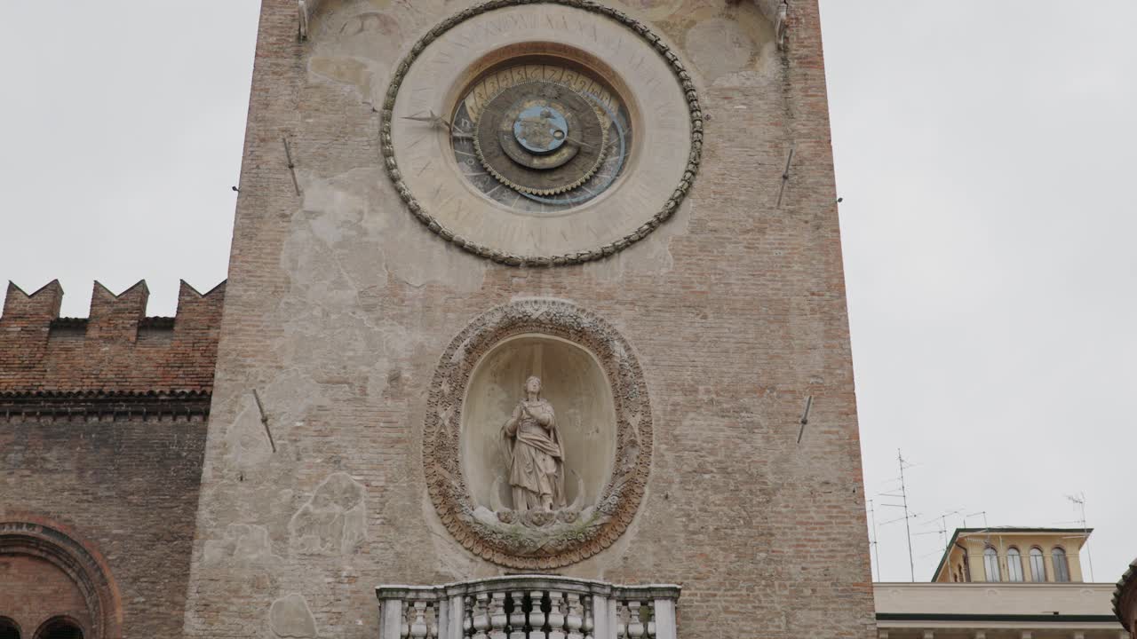 Primo piano della Torre dell'Orologio sul Palazzo della Ragione a Mantova, Italia