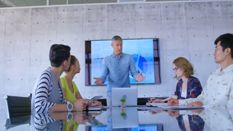 hombres de negocios multiétnicos discutiendo con sus compañeros de trabajo en una oficina moderna 4k
