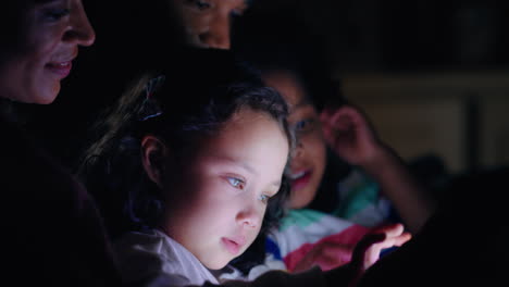 Familia-Feliz-Usando-Una-Tableta-Con-Niños,-Madre-Y-Padre-Viendo-A-Los-Niños-Jugar-En-Tecnología-De-Pantalla-Táctil-Disfrutando-De-Una-Noche-Relajante-Antes-De-Acostarse