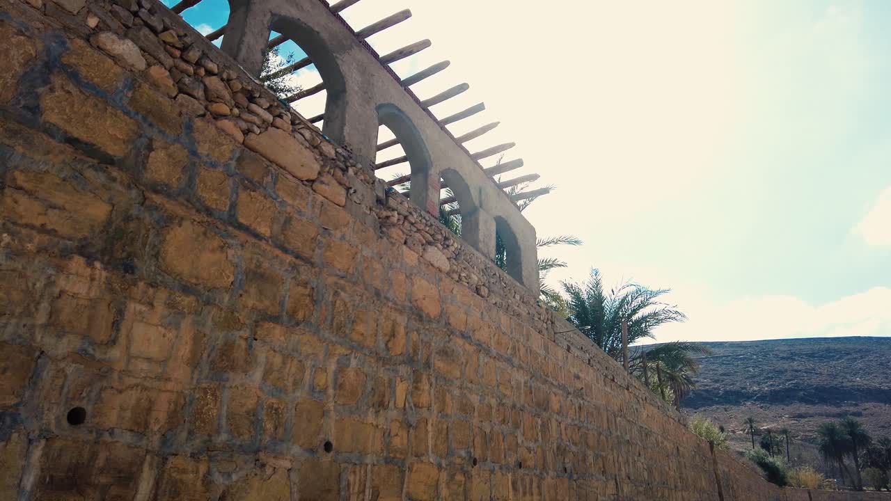 piedra y pared de arcilla en un antiguo pueblo en el medio del desierto con el estilo de la casa árabe