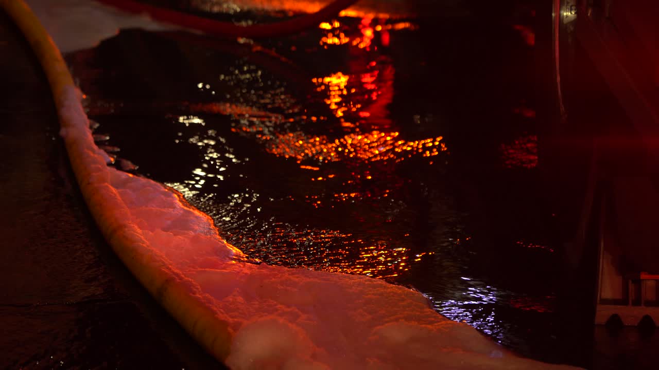 큰 화재에서 물과 거품