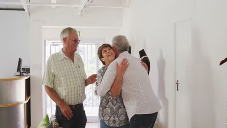 Pareja-Mayor-Caucásica-Y-Hombre-Mayor-Caucásico-Pasando-Tiempo-Juntos