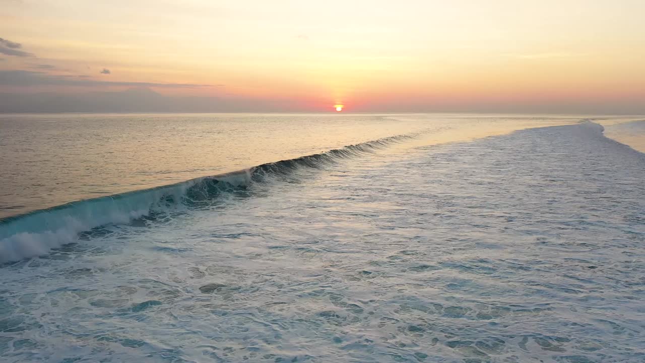 vista aérea de la costa de la isla gili trawangan, indonesia con la luz del sol al atardecer