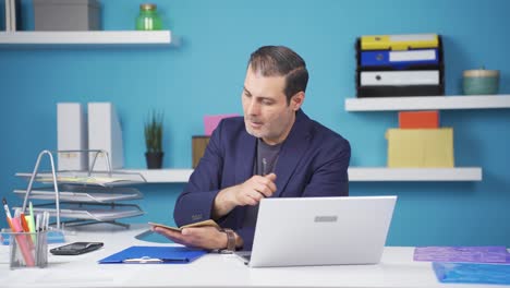 hombre de negocios haciendo cálculos económicos.