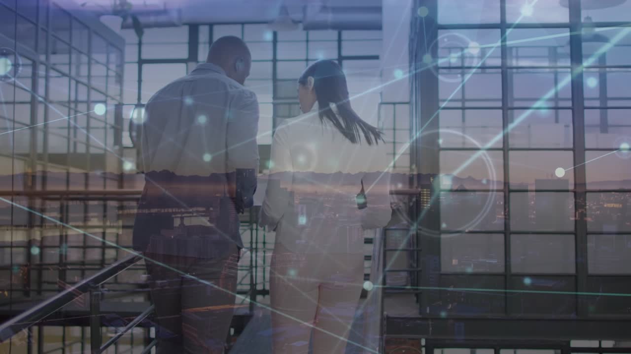 Animación del procesamiento de datos financieros sobre diversas personas de negocios en la oficina