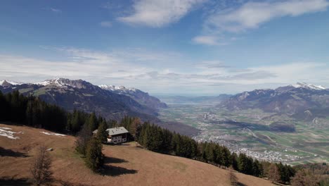 magnífico chalet alpino con vista hacia abajo en valais, monthey, suiza