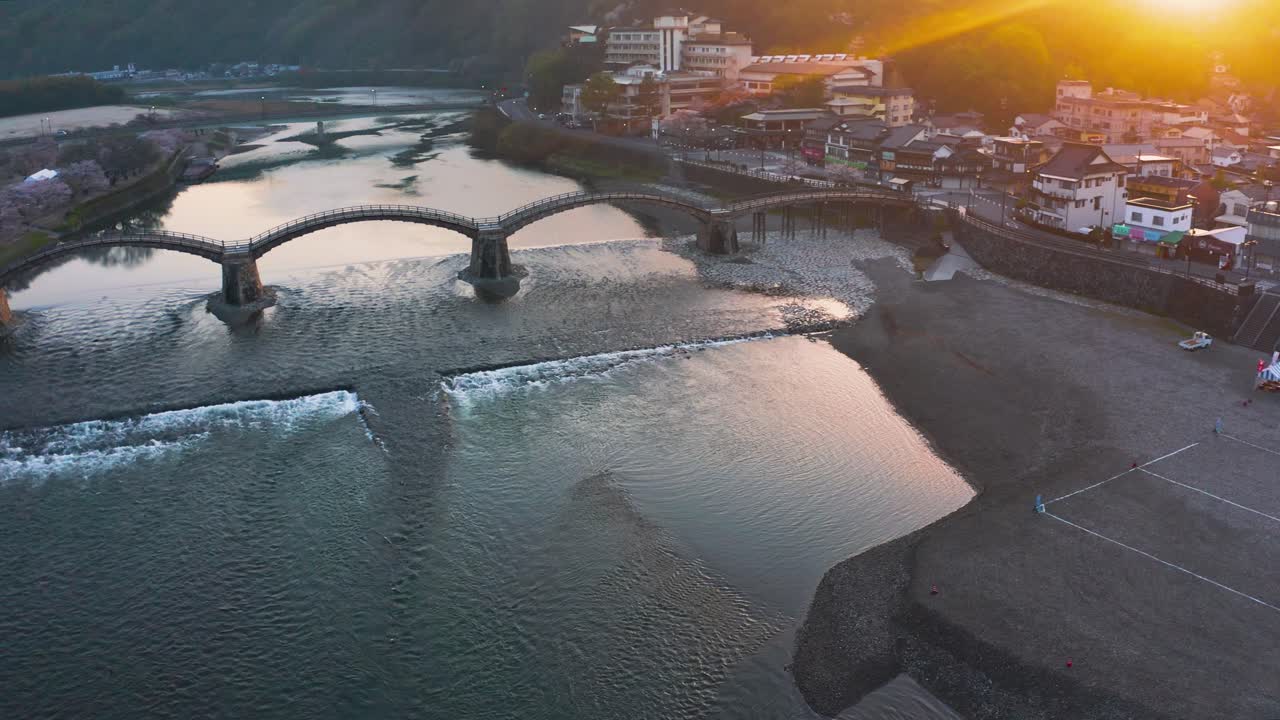 vista aérea del puente kintai al amanecer en iwakuni, prefectura de yamaguchi, japón