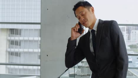 Businessman-talking-on-mobile-phone-4k