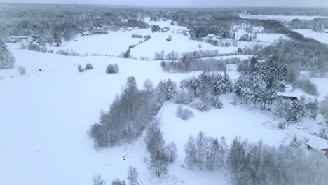 Schneepflug-LKW-Räumt-Schnee-Von-Der-Straße-In-Einer-Hellen,-Verschneiten-Winterlandschaft-Im-Ländlichen-Amerika