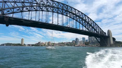 Blick-Auf-Die-Sydney-Harbour-Bridge-Vom-Hafen-Von-Sydney-Auf-Einer-Fähre-Auf-Dem-Wasser