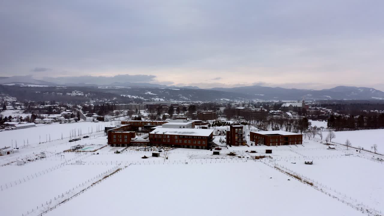 퀘벡주 샤를부아에 있는 농업용 건물과 호텔에 더 가까이 이동하는 드론