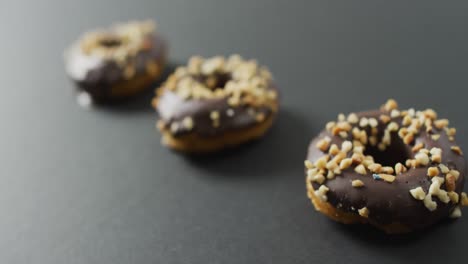 video de rosquillas con chocolate sobre un fondo gris