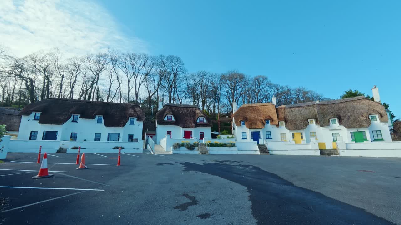 Casas de vacaciones tradicionales con tejado de paja en Dunmore East Village, Waterford, Irlanda, en primavera