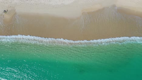 Entspannende-Wellen,-Die-Sanft-An-Einem-Weißen-Sandstrand-Rollen