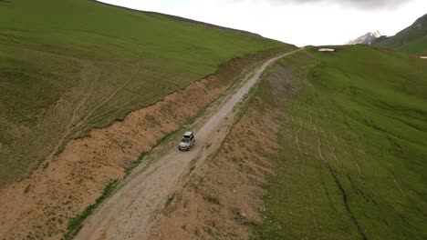 Off-Road-Touristenautofahrten-Im-Gelände-Im-Hochland.-Expeditionsreisen-Und-Urlaub,-Abenteuer-In-Abgelegenen-Gebieten.