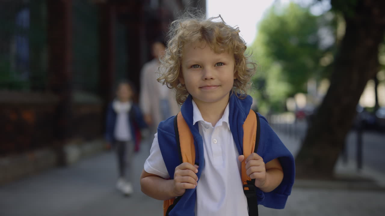 Мальчик идет в школу.