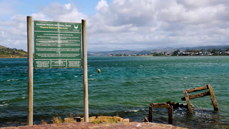 Garden-Route-National-Park-Warn--Und-Entschädigungstafel-Am-Rande-Der-Lagune-Von-Knysna