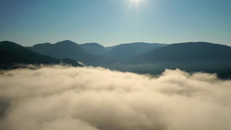 Imágenes-Aéreas-Hermosa-Naturaleza-Noruega-Sobre-Las-Nubes.