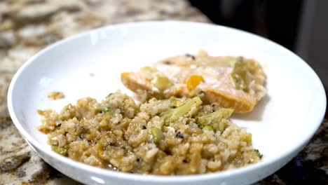 plato de miso de salmón humeante y arroz integral