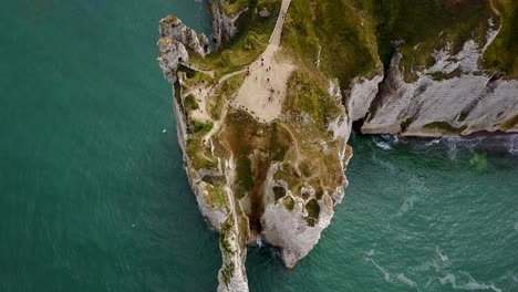 Hoch-über-Den-Felsen-Von-Etretat-In-Frankreich-Fliegen