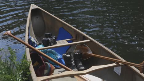 una canoa en beaver creek, parque estatal brian stand, costa de oregon