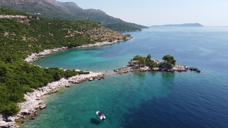 vista aérea de drones de un barco navegando en el mar adriático a lo largo de la costa de dalmacia, croacia