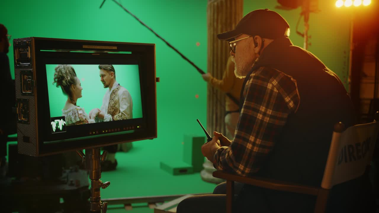 감독은 디스플레이 컨트롤을 보고 역사 영화 촬영을 합니다. 르네상스 의상을 입은 배우들과 함께 그린 스크린 cgi 장면. 큰 영화 스튜디오 전문 승무원이 높은 예산 영화 촬영을합니다.