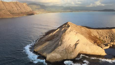 imágenes de drones lentas y constantes de la isla manana o la isla conejo en hawaii