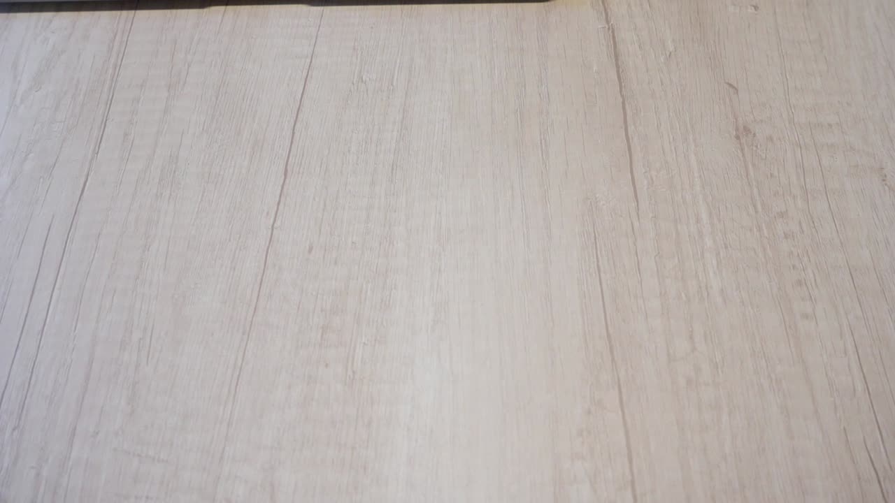 mano tomando una taza de café negro de la mesa en casa