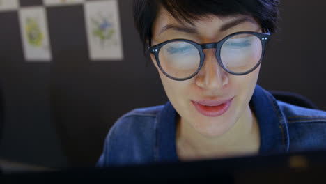 Female-executive-working-on-computer-at-desk-in-office-4k