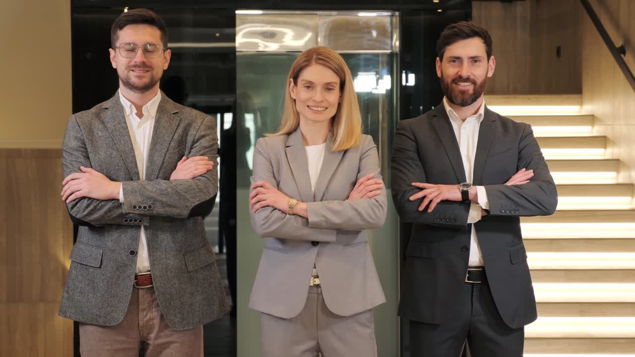 профессиональная бизнес-команда, стоящая в зале. группа уверенных в себе разнообразных коллег, возглавляемая женщиной-боссом, сгибающей руки, позирует перед камерой в современном здании. портреты успешных людей.