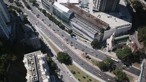 Ariel-Lapso-De-Tiempo-De-Una-Carretera-Muy-Transitada-Fuera-De-La-Playa-De-Copacabana-En-Río-De-Janeiro,-Brasil