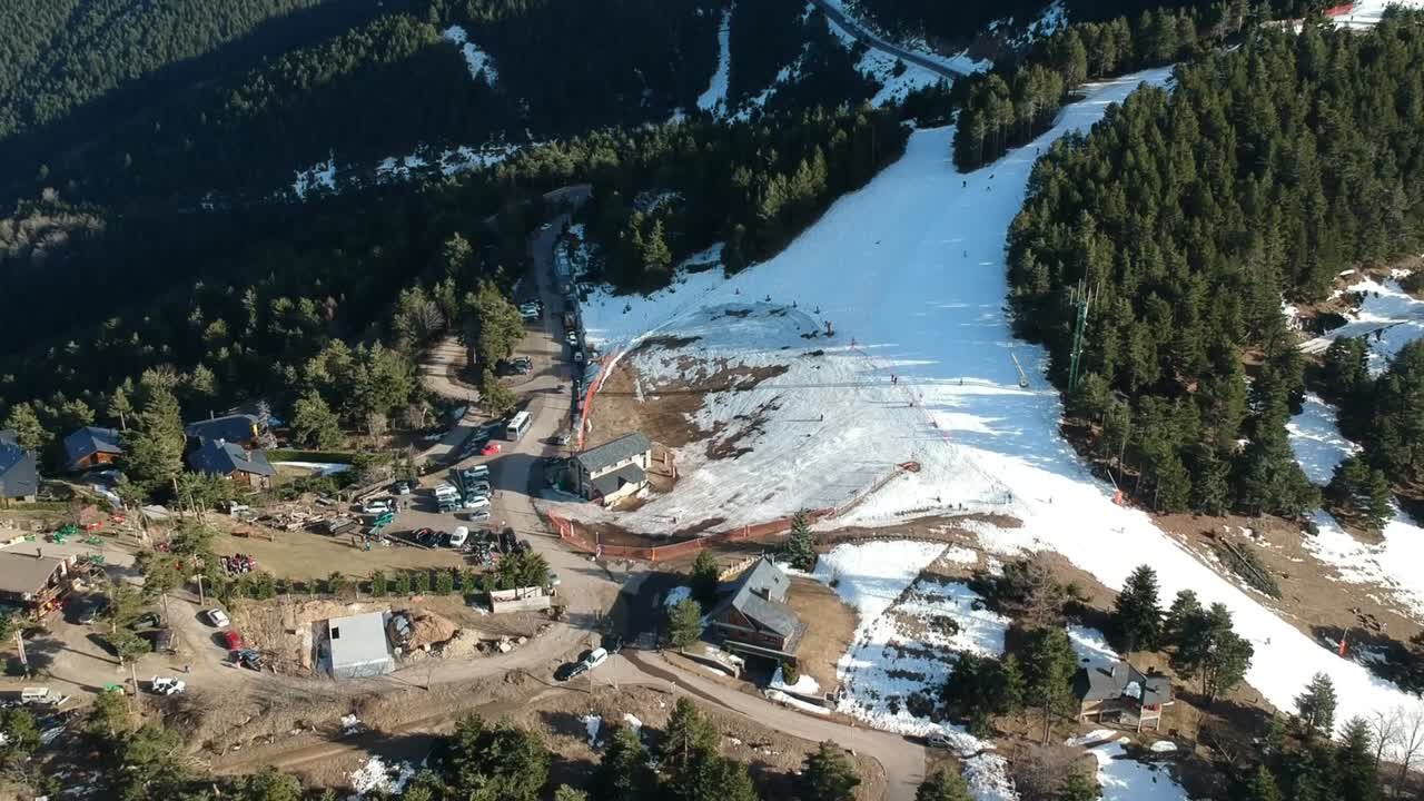 vistas aéreas de una estación de esquí vacía en cataluña en tiempos de covid