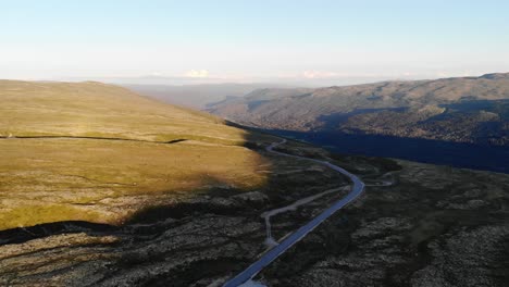 un camino de montaña que conduce a un valle