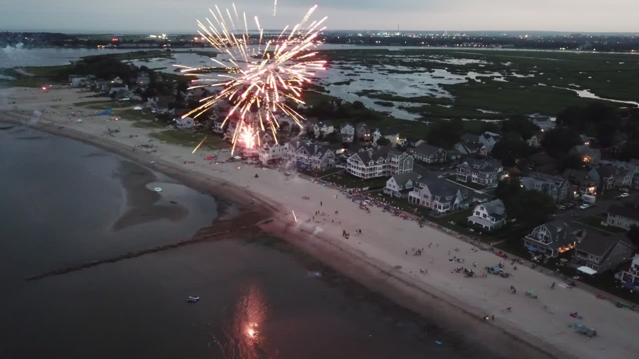 vista aérea de la celebración de la fiesta de playa con fuegos artificiales para el 4 de julio en la ciudad costera de milford en el condado de new haven, connecticut, estados unidos
