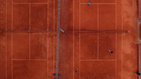 Fotografía-Cenital-De-Canchas-De-Tenis-Una-Al-Lado-De-La-Otra-Donde-La-Gente-Practica