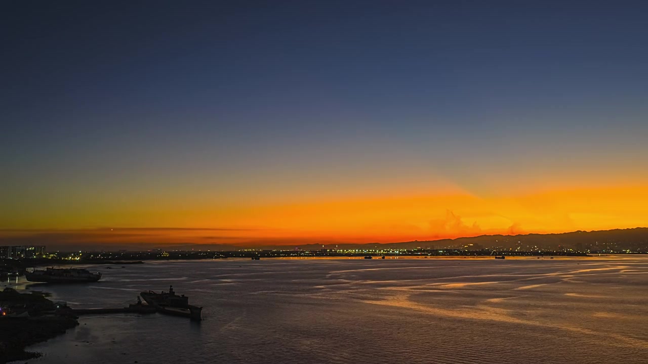 Värikäs auringonlaskunäkymä Punta Engañon niemimaan rannikkomaisemassa Lapu-Lapun kaupungissa, Cebussa, Filippiineillä. Timelapse