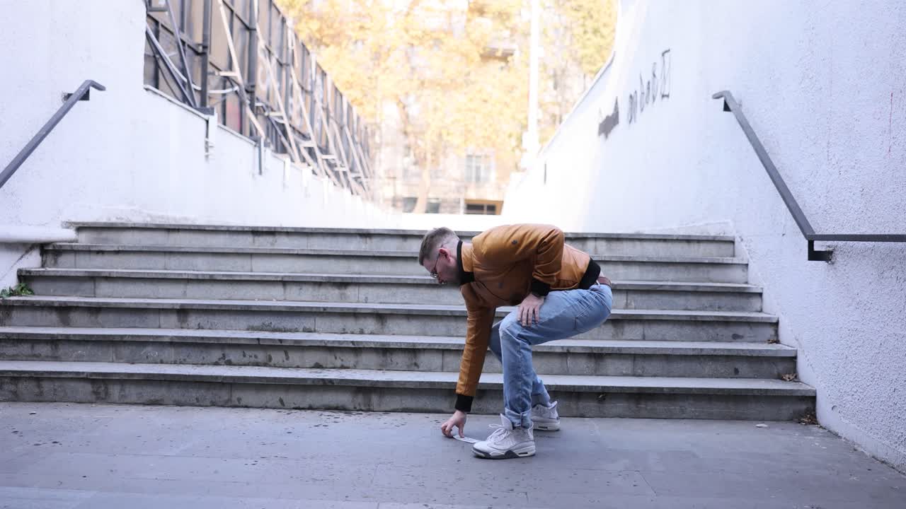 Uomo Felice Trova Soldi per Strada e Balla