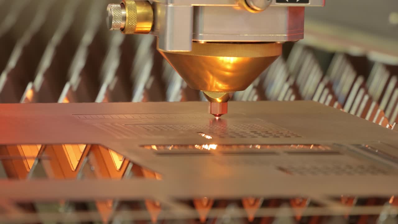 corte láser cnc de metal, tecnología industrial moderna.