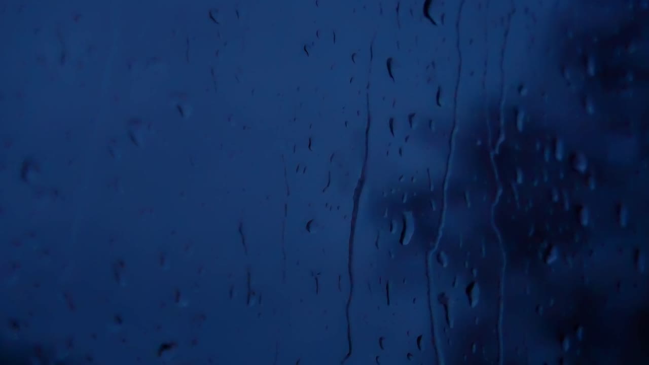 капли дождя ночью, угрюмая погода падают на оконное стекло крупным планом боке