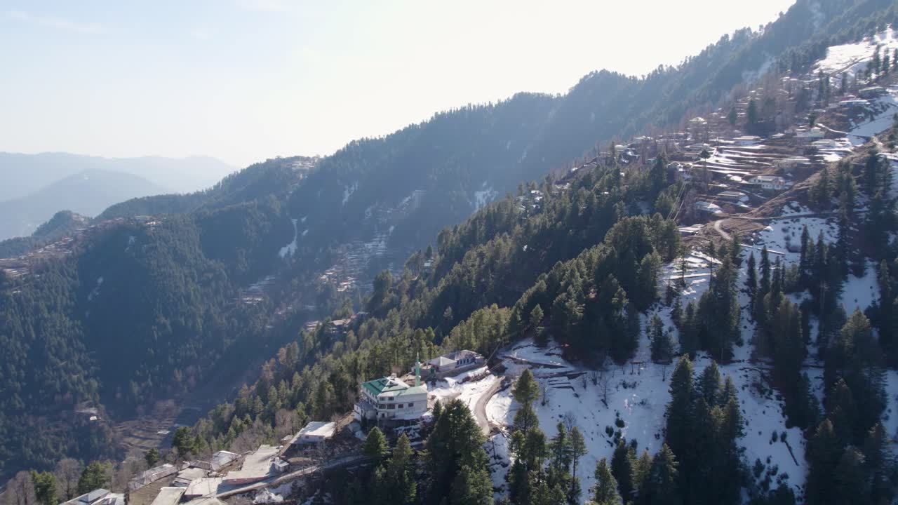 Park Narodowy Ayubia w dystrykcie Abbottabad, prowincji Khyber Pakhtunkhwa, Pakistan, z gęstym lasem i lokalnymi wioskami w okolicy