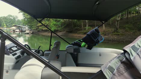 Drohne-Geht-Langsam-über-Ein-Pontonboot-Auf-Dem-Lake-Lanier