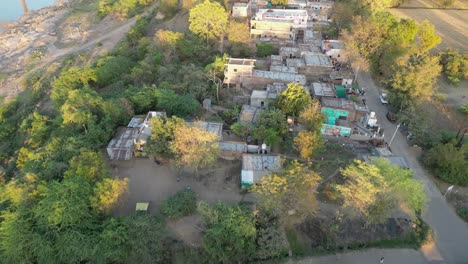 Kleines-Dorf-Neben-Dem-Fluss-Narmada,-Drohnenansicht-In-Madhya-Pradesh