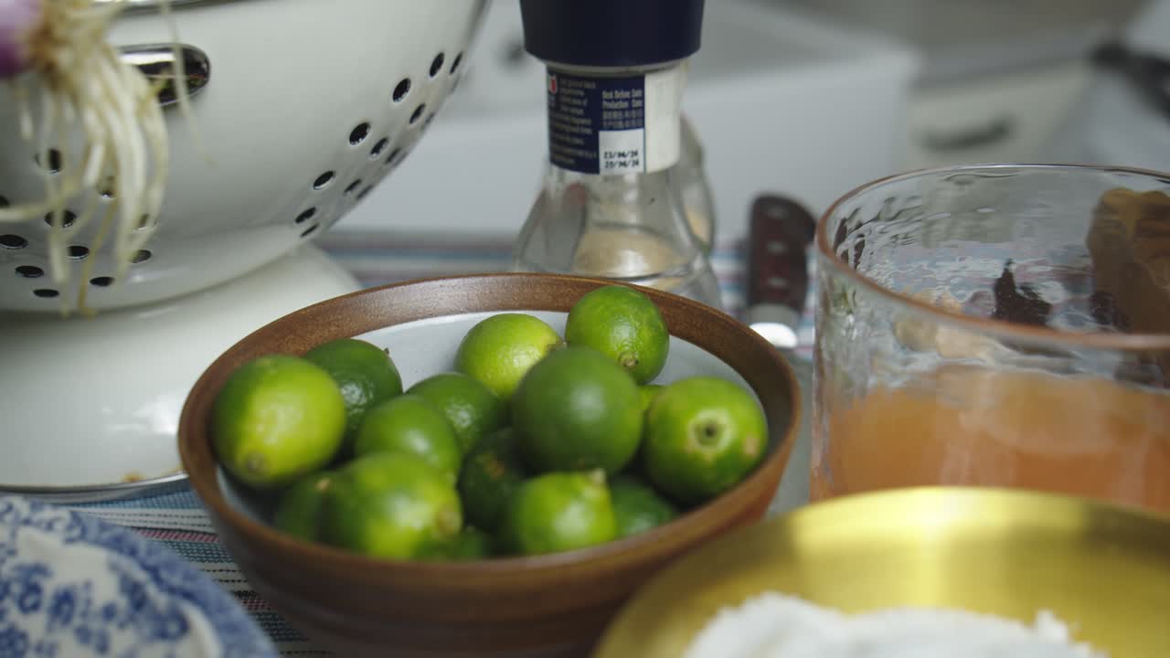 ingredientes de cocina colocados en la mesa de la cocina