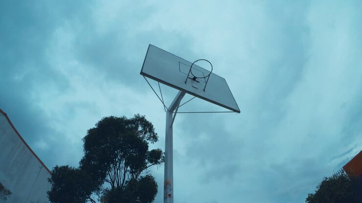 Canestro da basket con sfondo di cielo scuro