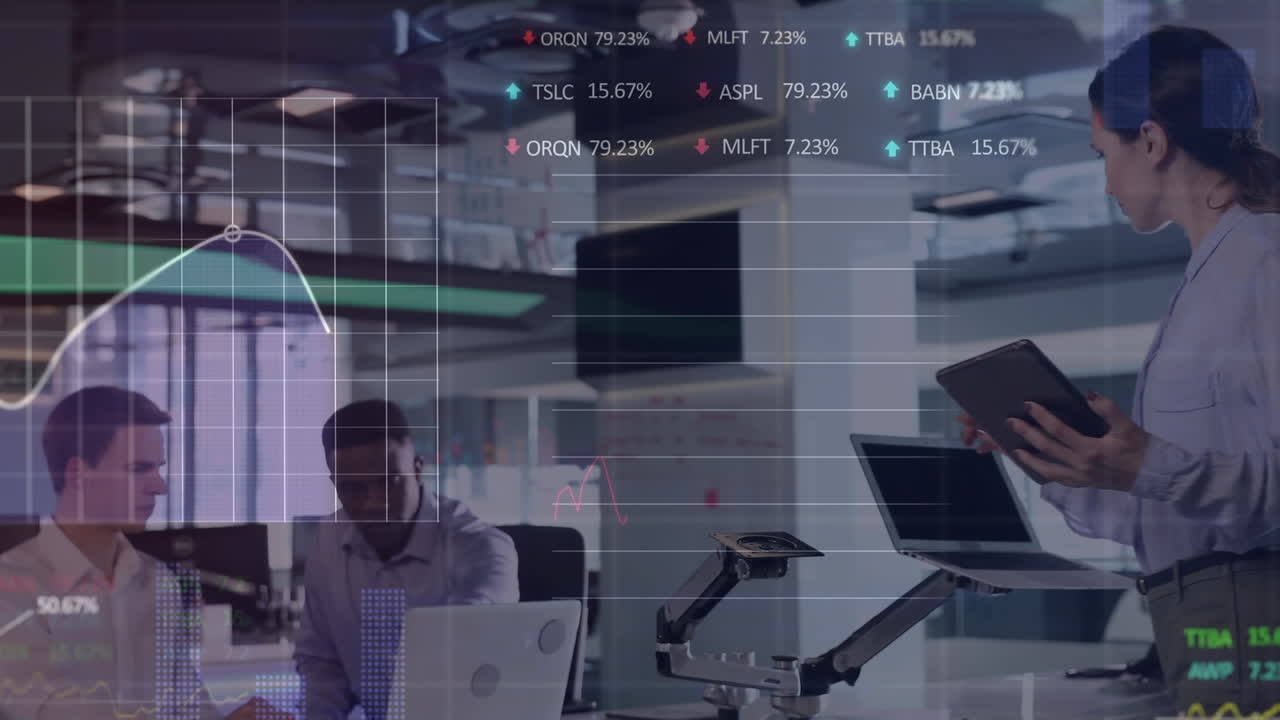 animazione dell'elaborazione dei dati del mercato azionario contro una donna d'affari caucasica che usa un tablet in ufficio