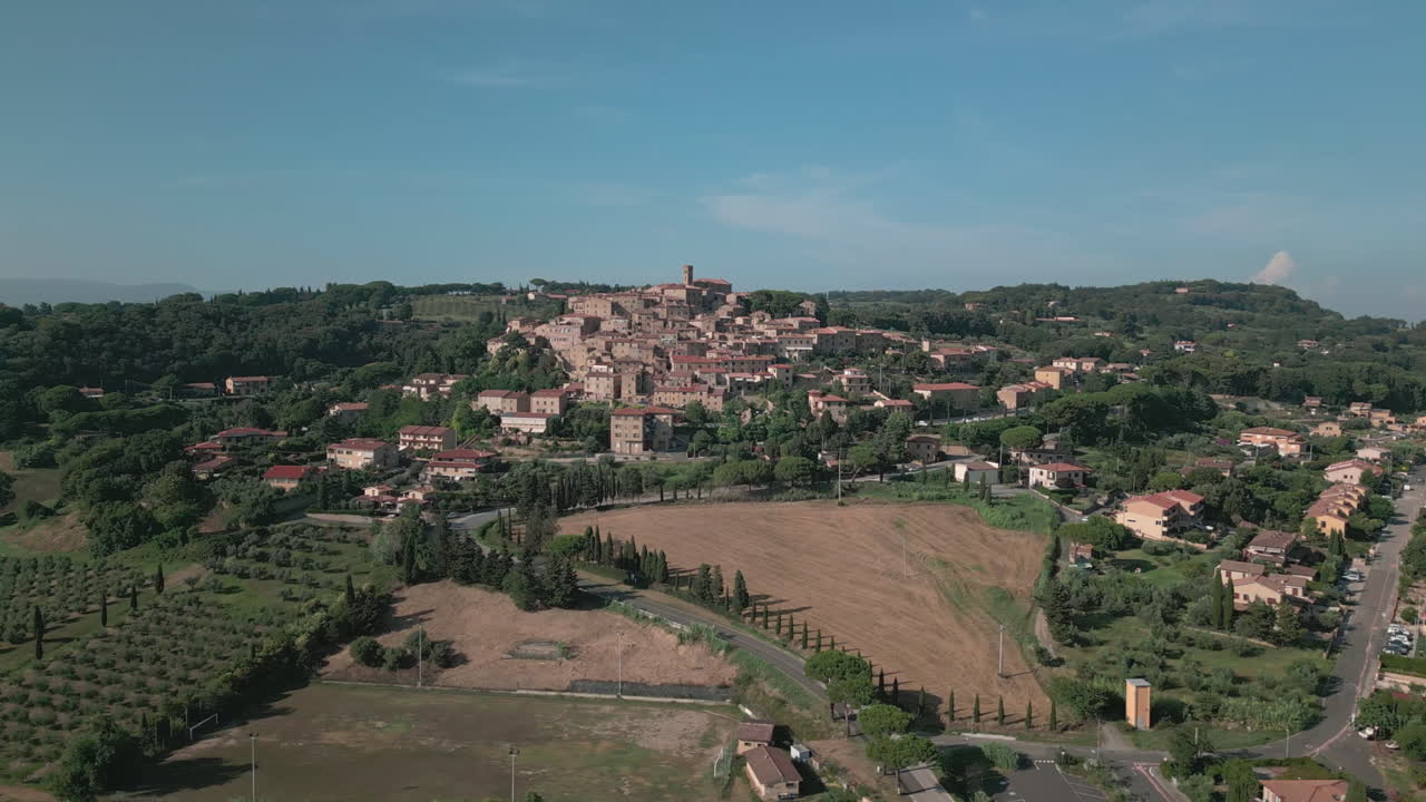 drone en órbita alrededor de tuscany huerto patio y casas, italia, día del cielo azul